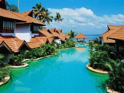 Бассейн в задней части вилл
