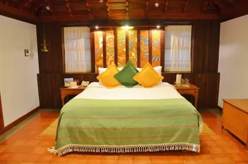 Моя кровать в курортном отеле Kumarakom Lake Resort