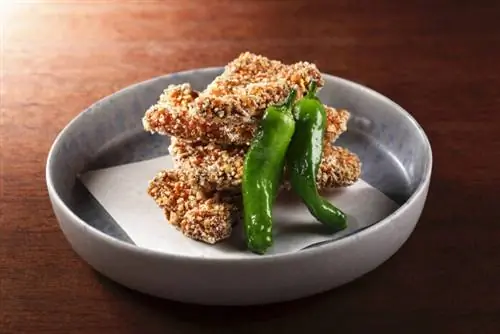 Жареная курица с сакэ Ли, соевым и имбирным маринадом, приготовленная с резной «птицей», которую маринуют и маринуют, а затем обжаривают во фритюре до хрустящей золотисто-коричневой корочки.