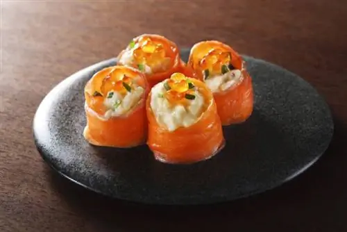 Картофельный салат с копченым лососем и икрой лосося