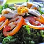 Свежий салат Пако с помидорами и соленым яйцом