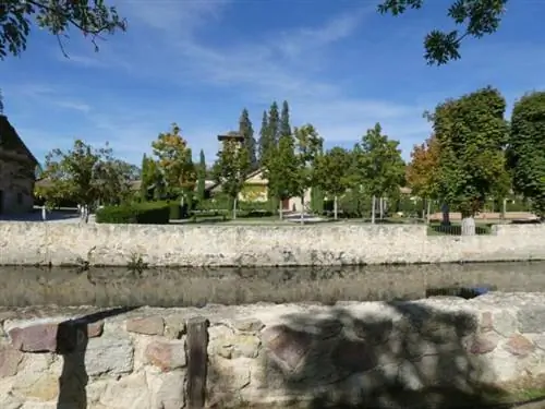 Вид на канал и часовню на красивой территории Hacienda Zorita.
