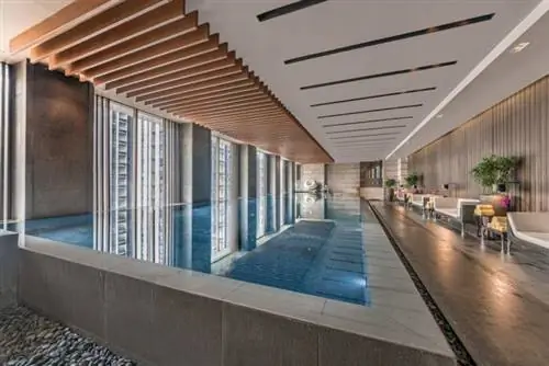 Крытый пейзажный бассейн в отеле Marco Polo в Маниле