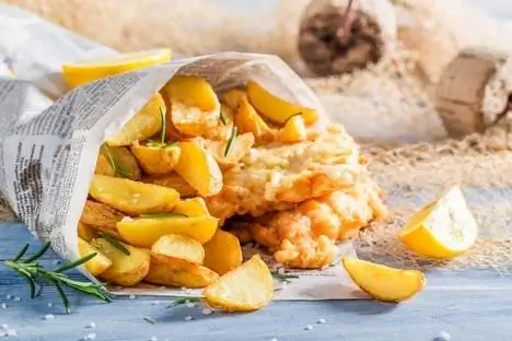 Рыба с жареным картофелем на пляже