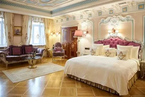 Роскошный номер в бутик-отеле Trezzini Palace Роскошный номер в бутик-отеле Trezzini Palace