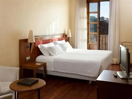 Номер с видом на дворец Кастельянос