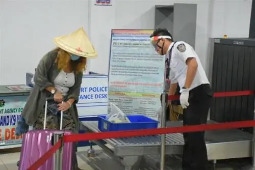 Леди-туристка носит культовый салакот в аэропорту DZR в городе Таклобан рано утром в среду перед вылетом на самолете Cebu Pacific, организованном DOT Sec. Берна Ромуло-Пуят для застрявших путешественников.