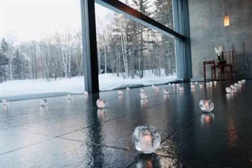 Внутри часовни на воде