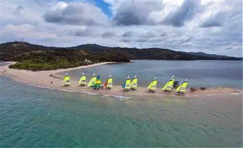 Хоби, плывущий вокруг идиллических островов