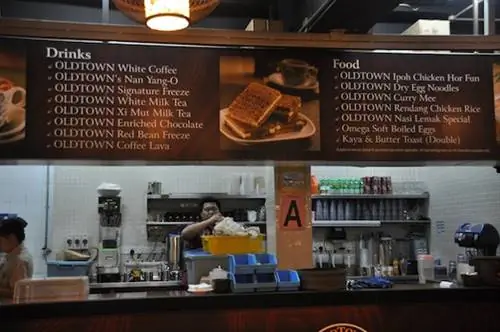 Бариста с белым кофе в Старом городе