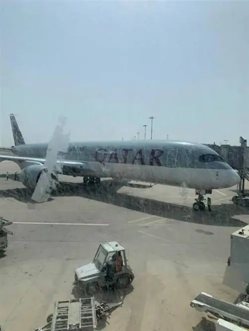 Наш самолет в Манилу. Обратите внимание на грязные окна аэропорта.