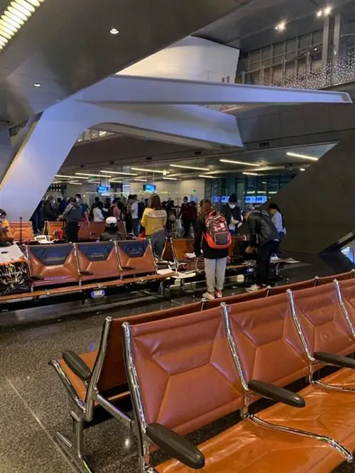 Сцена прибытия в аэропорт Дохи.