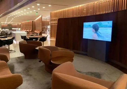 Пустой зал ожидания в международном аэропорту Хамад в Дохе.