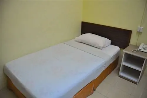 Одна из двух односпальных кроватей