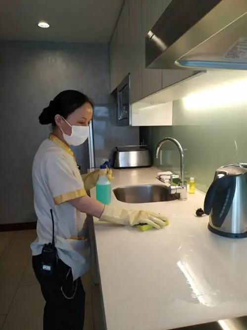 С помощью программы Ascott Cares компания Ascott стремится улучшить протоколы уборки, усилив дезинфекцию зон, к которым чаще всего прикасаются, таких как кухонный шкаф, дверные ручки, гардероб, пульты дистанционного управления телевизором и выключатели света. В помещениях для гостей будут доступны маски и дезинфицирующие средства для рук.