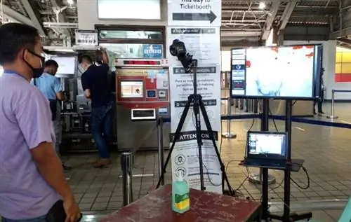 Охрана LRT-1 наблюдает за входящими пассажирами на термографическом мониторе.