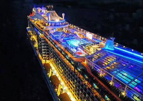 Мега-круизный лайнер Royal Caribbean Quantum of the Seas ночью в Восточно-Китайском море, вид из капсулы North Star.
