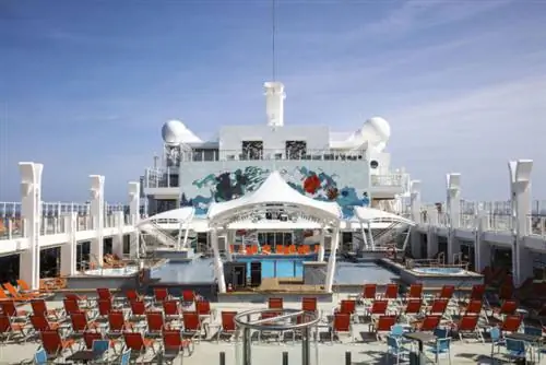 Сцена для бассейна Genting Dream Pool