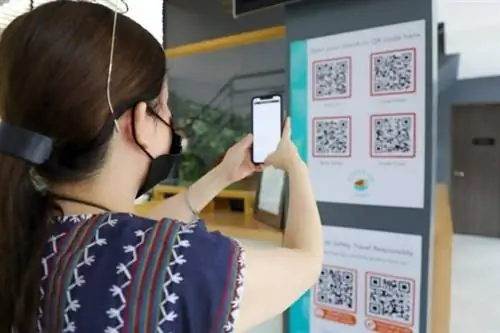 Министр туризма Пуят сканирует код быстрого ответа (QR) для процедуры регистрации, поскольку туристические учреждения адаптируются к цифровым технологиям и новым нормам