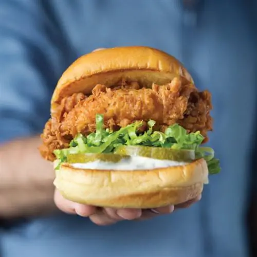 Chick’n Shack - это хрустящая 100% натуральная куриная грудка без антибиотиков с салатом, солеными огурцами и майонезом из пахты на картофельном рулете Martin’s без ГМО.