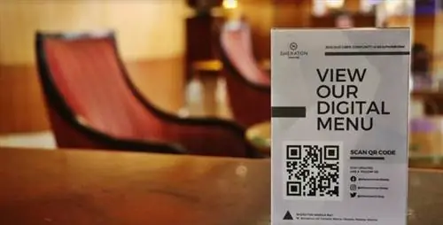 Цифровое меню с QR-кодом в лобби-лаундже Sheraton