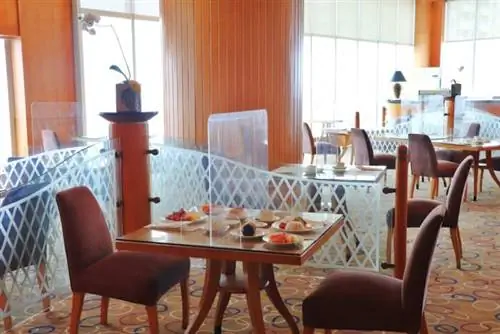Обеденные столы с защитными барьерами Sheraton Pacific Lounge