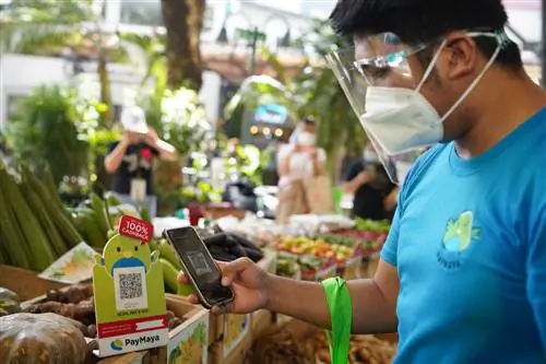 ScanToPay через PayMaya QR на выходном рынке «От урожая к добру» в Иствуд-Сити