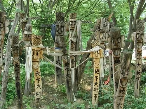 Корейские тотемные столбы в Корейской народной деревне