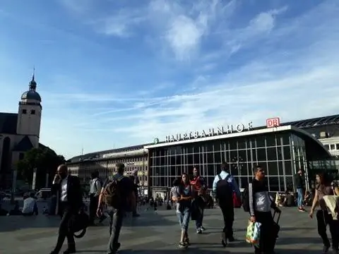 Центральный вокзал Кёльна на площади. Я стоял здесь, на ступеньках собора, когда сделал это.