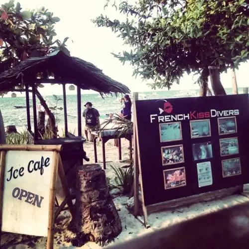 Вывески на берегу моря