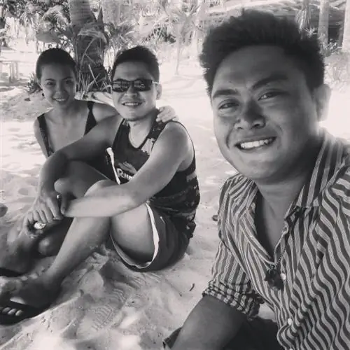 Расслабьтесь в тени на берегу моря