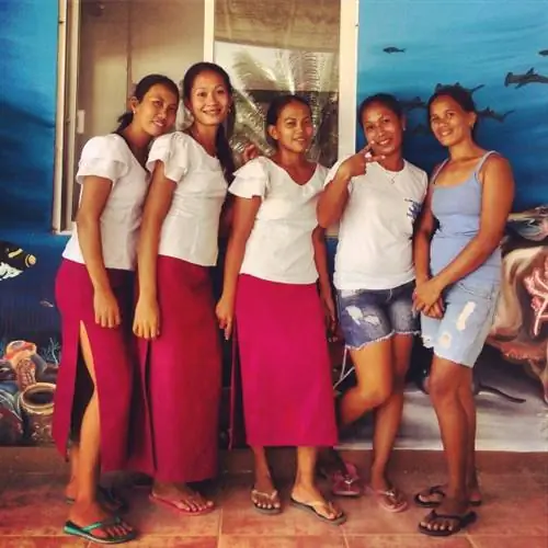 Дружелюбный персонал в филиппинской одежде.