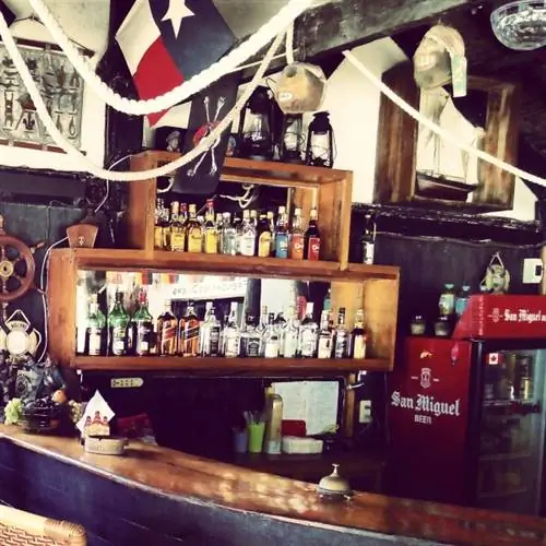 Обратите внимание на флаги, встроенные в дизайн бара, напоминающий лодку.