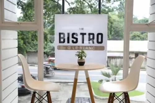 Le Blanc Hotel Bistro предлагает блюда местной филиппинской кухни.