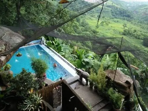 Пейзажный бассейн в спа-центре Luljettas Hanging Gardens. Быстрый отдых на выходных в Антиполо.