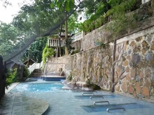 Бассейн с гидромассажем в Антиполо