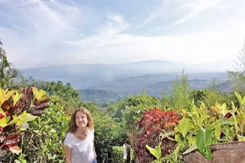 Чарли сидит в доме Коста-Рика