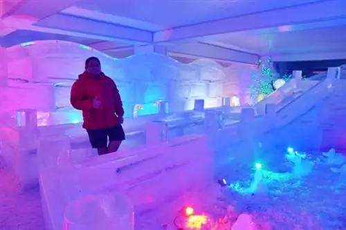 Мело Вильяреал рядом с гигантской ледяной горкой