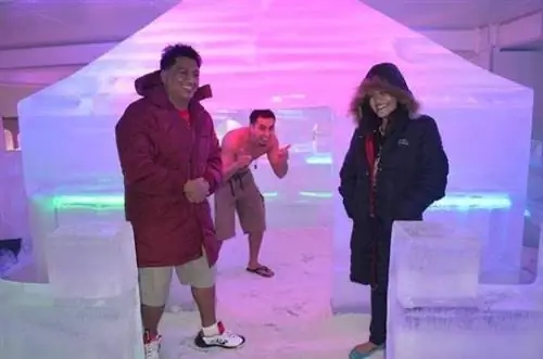 Айн Латонио в своем классическом фотобомбовом номере