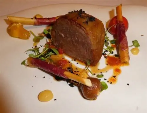 Чечина, знаменитая вяленая говядина региона, представлена в двух вариантах.