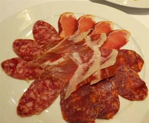 хамон, чоризо, салями и ломо (копченая свиная корейка)