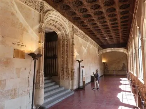 Вход в библиотеку Саламанки 13-го века (фото внутри запрещены).