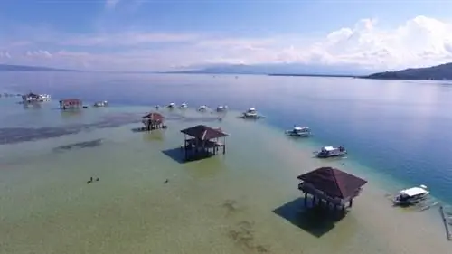 Поразитесь безмятежной красоте белой песчаной косы Манджуйод, возникающей после отлива.