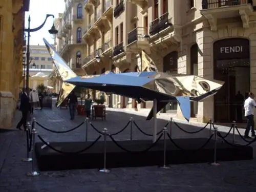 Скульптура рыбы возле площади Этуаль