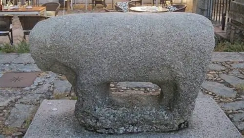 Древняя кельтская статуя во дворе Авила Парадор