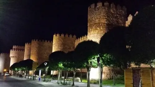 Освещенные городские стены Авилы Испания