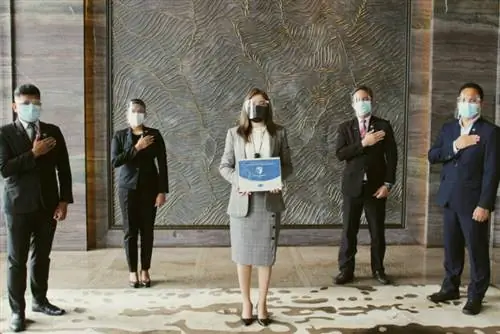 Постоянный менеджер Джой Барлета (в центре) делится с командой отеля сертификатом Diversey Clean and Ready