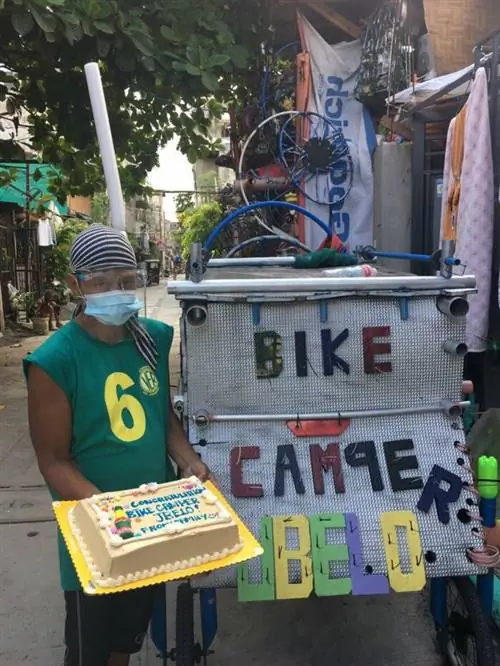 : Татай Джои Бело доказывает, как можно посвятить свою жизнь тому, чтобы быть благословением для других, доставляя счастье и радость уличным детям на своем импровизированном велокемпере. (Фото взято со страницы Bike Camper JBelo в социальной сети)