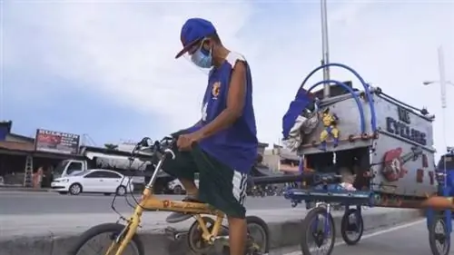 На своем велосипеде Джои Бело проводит долгие дни, катаясь на педалях по городу и раздавая мешки с игрушками и закусками беспризорным детям. (Скриншот видео Bike Camper JBelo на YouTube)