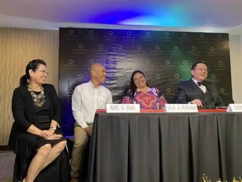 Владельцы и руководство отеля во время пресс-конференции